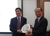 香港中文大學副校長黃乃正教授（右）向湖北省教育廳徐金山副廳長（左）致送紀念品